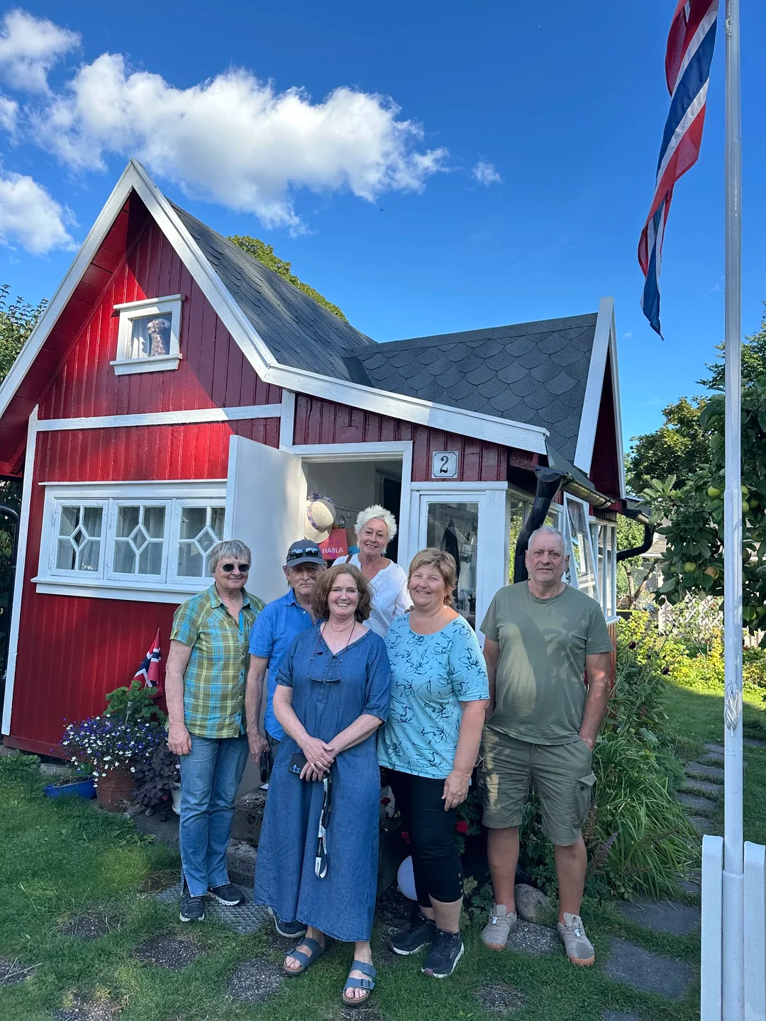 Gruppebilde av styret i Norsk kolonihageforbund, avbildet foran Portveien 2